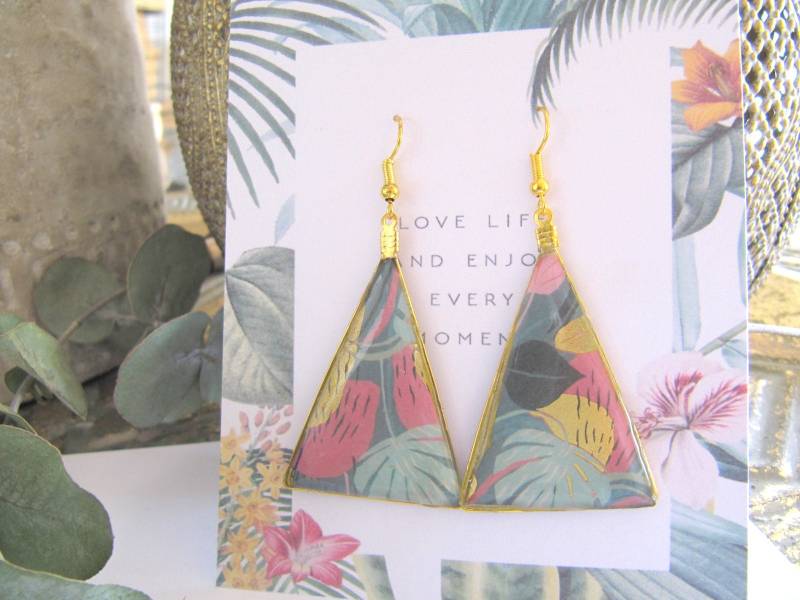 Lange Boho Ohrringe Dreieck , Botanik Ohrringe, Hängeohrringe Grün, Geschenk Für Damen, Goldene Blätter, Fimo Rasin Gold von MioBolife