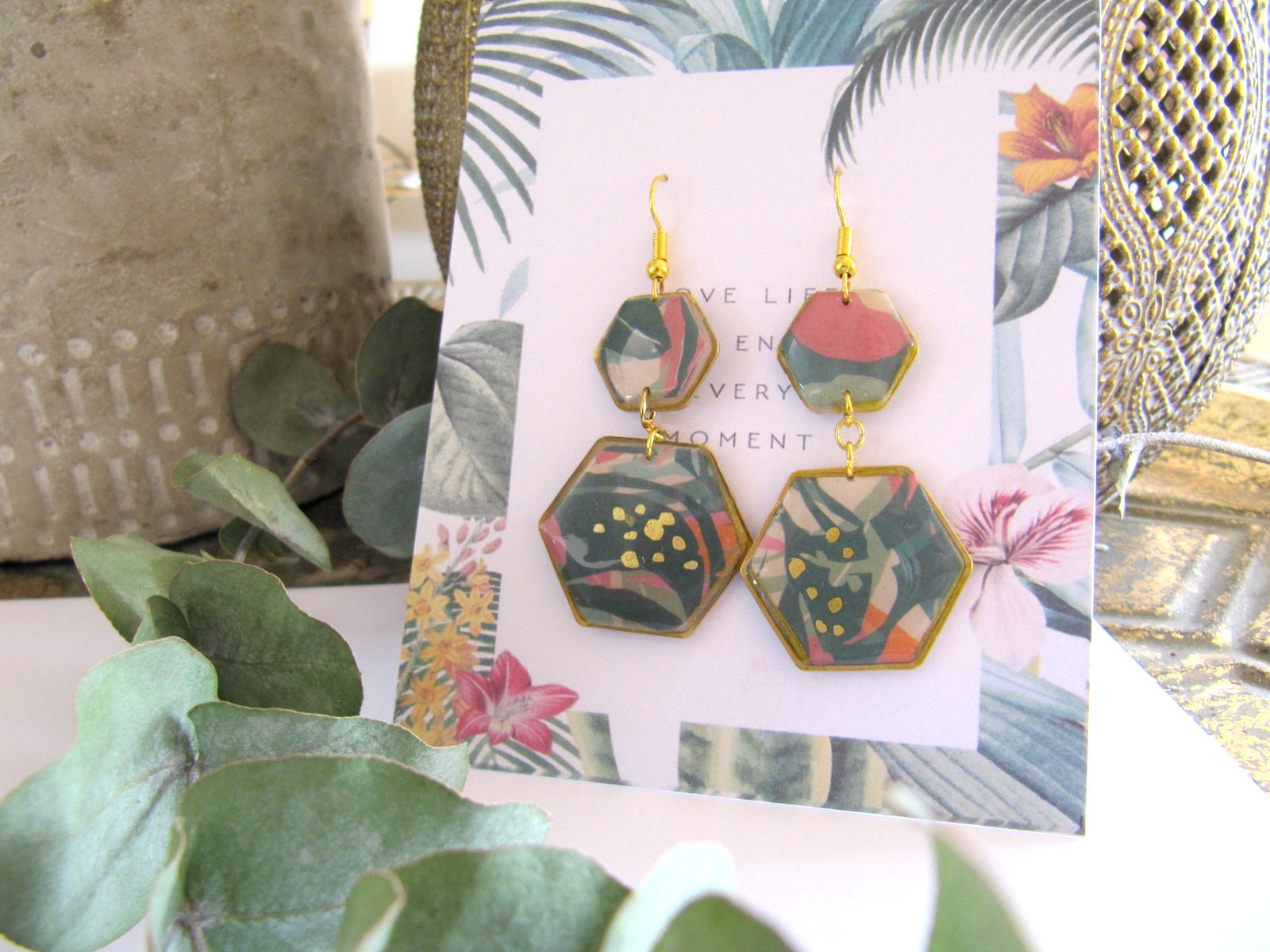 Lange Ohrringe Grün Gold, Botanik Motiv Ohrringe, Hängeohrringe Grün, Geschenk Für Damen, Edel Hexagon, Fimo Rasin Gold von MioBolife