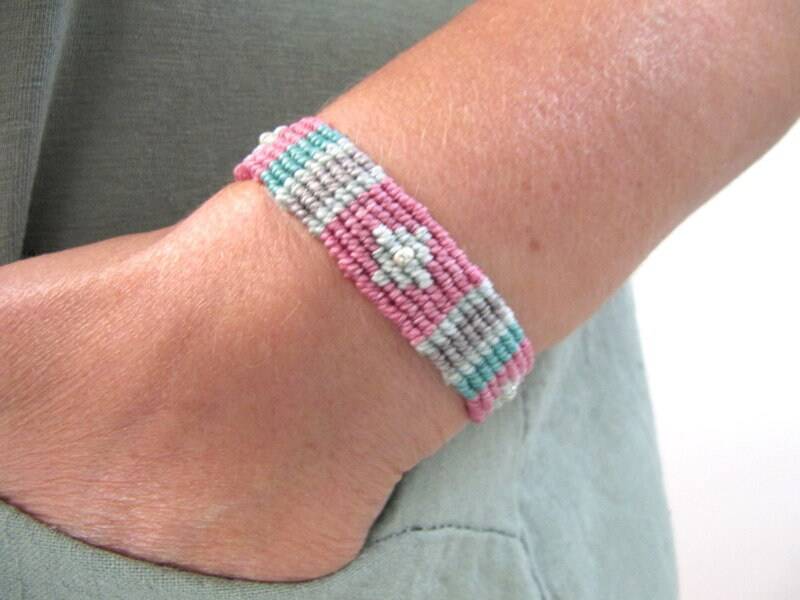 Makramee Armband Rosa Grau, Frauen Boho Stil Mit Silber Metall Rocailles, Handgewebte Geschenk Freundin, Damen von MioBolife