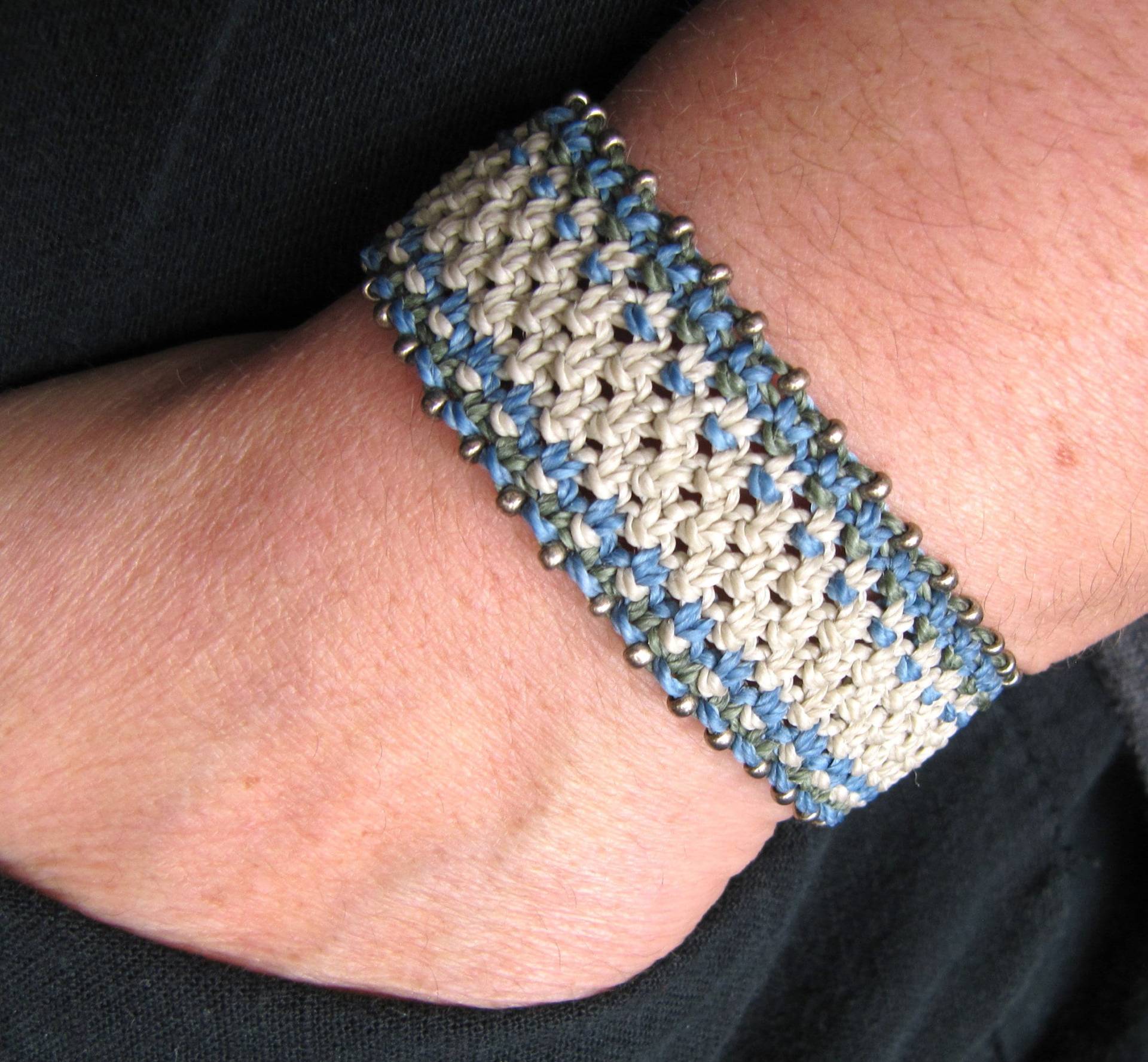 Makramee Armband in Blau Mit Kleine Stahl Perlen , Ethno Schmuck, Frauen Armband, Gewebtes Valentinstag Geschenk von MioBolife
