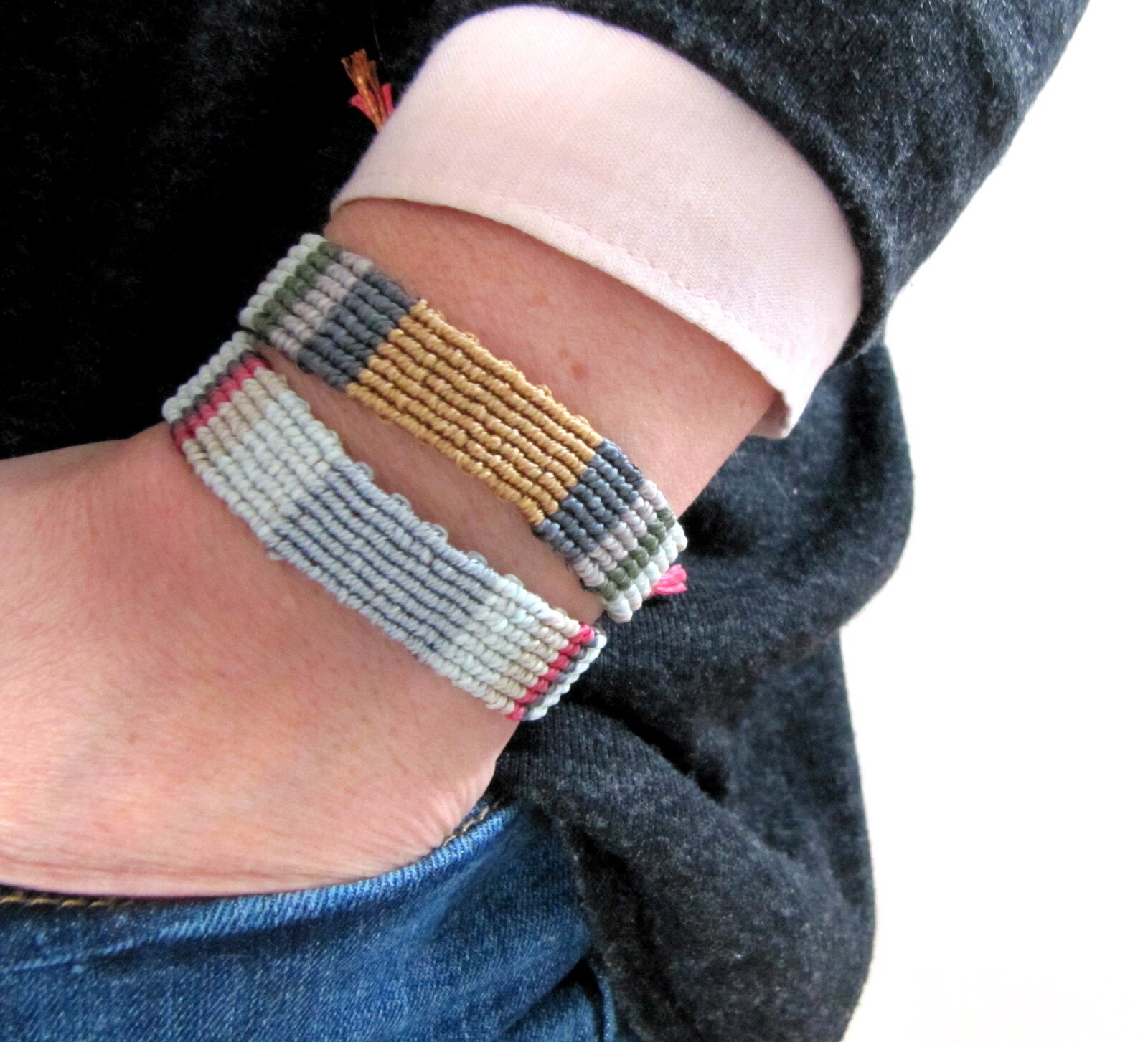 Makramee Armband in Boho & Chic Stil, Knoten Armband, Handgewebtes, Hippie Handgewebt Grau, Breite Band, Valentinstag Geschenk, Gold von MioBolife