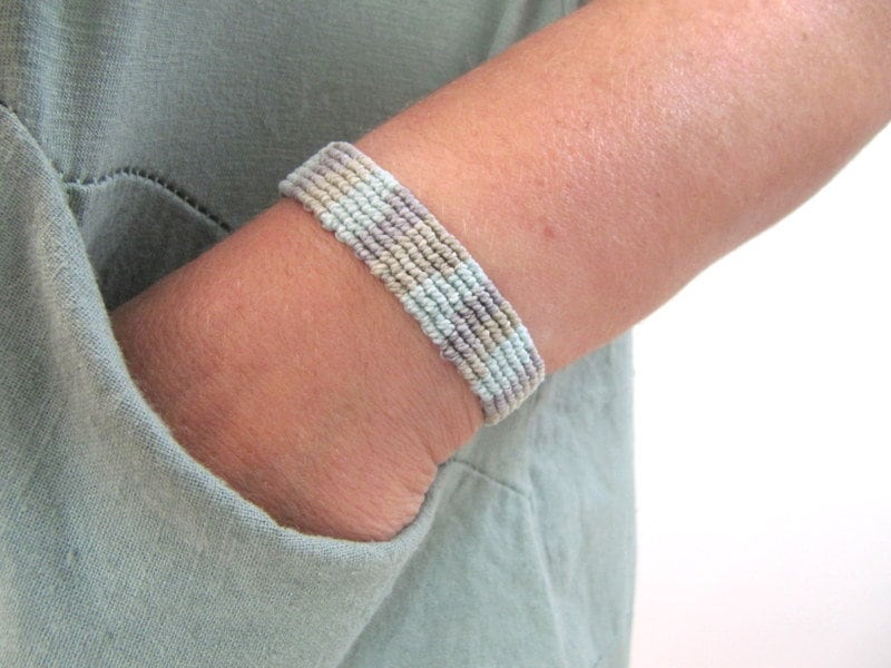 Makramee Armband in Boho & Chic Stil, Knoten Armband, Handgewebtes Romantik Farben Beig, Hellblau, Hippie Handgewebt Grau von MioBolife