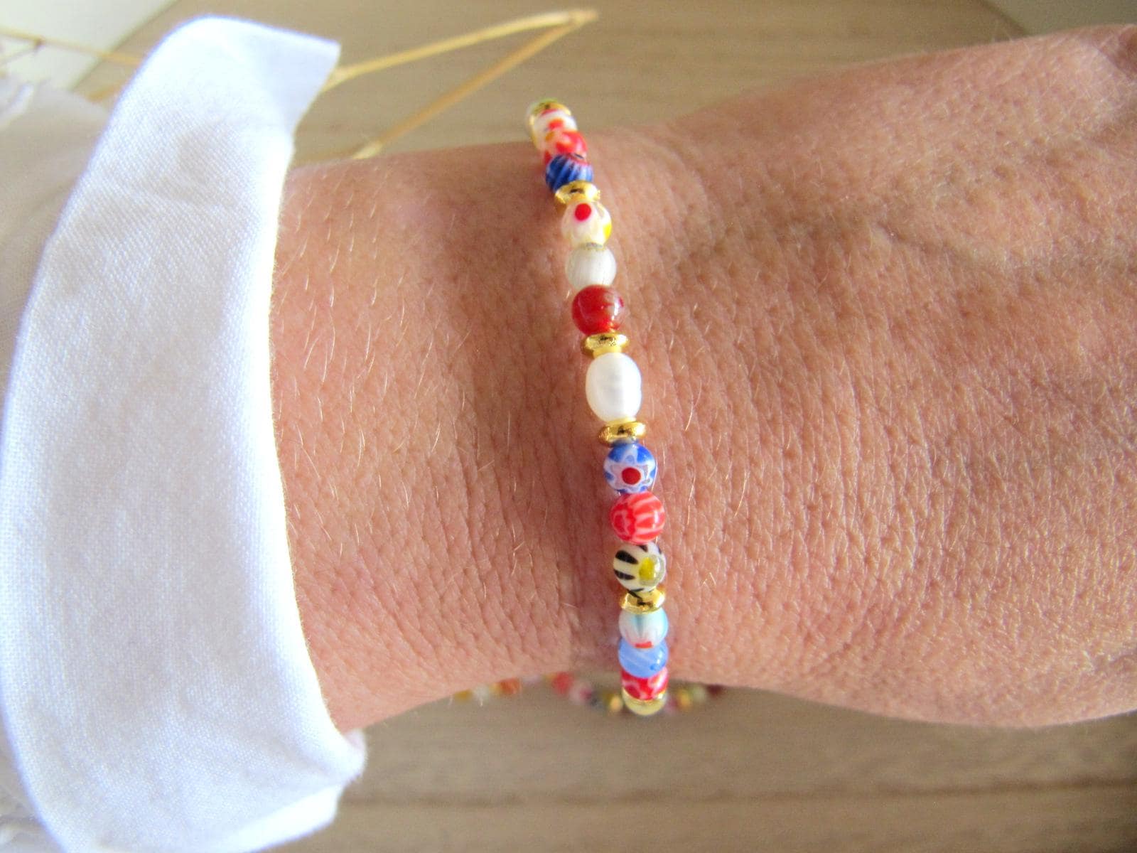 Millefiori Glas Perlen Armband Mit Süßwasserperle, Perlenarmband Boho, Makramee Perlen, Bunte Murano Glas Freundschaftsarmband von MioBolife