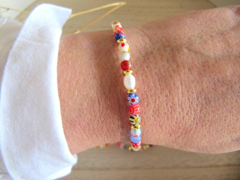 Millefiori Glas Perlen Armband Mit Süßwasserperle, Perlenarmband Boho, Makramee Perlen, Bunte Murano Glas Freundschaftsarmband von MioBolife