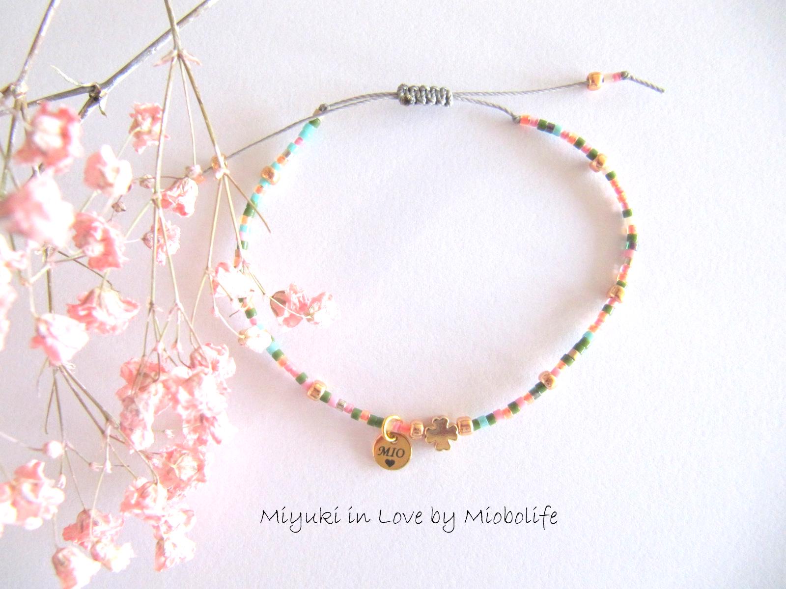 Minimalistisch Miyuki Perlen Armband Mit Anhänger, Stapel Filigran, Feines Armband, Glücksarmband Kleine Perlen, Kleeblatt von MioBolife