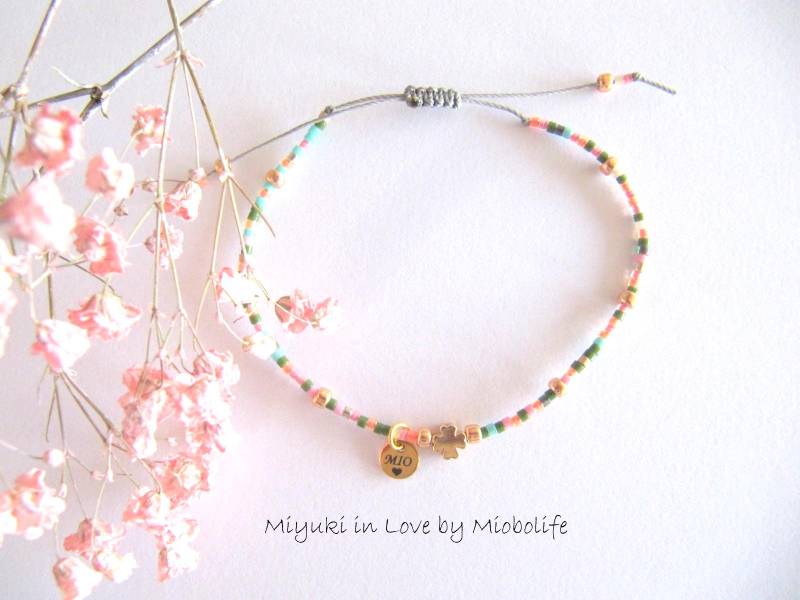 Minimalistisch Miyuki Perlen Armband Mit Anhänger, Stapel Filigran, Feines Armband, Glücksarmband Kleine Perlen, Kleeblatt von MioBolife