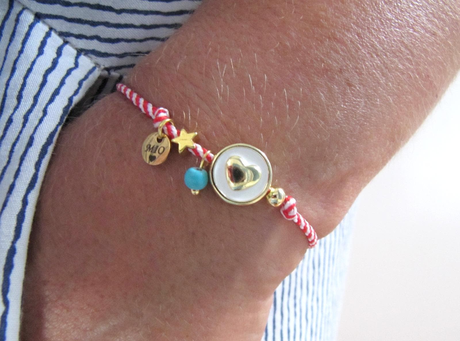 Perlen Armband Herz Gold, Freundschaft , Kordel Rot, Mit Anhänger, Stapelarmband, Geschenk Frauen, März Armband, Amulett von MioBolife