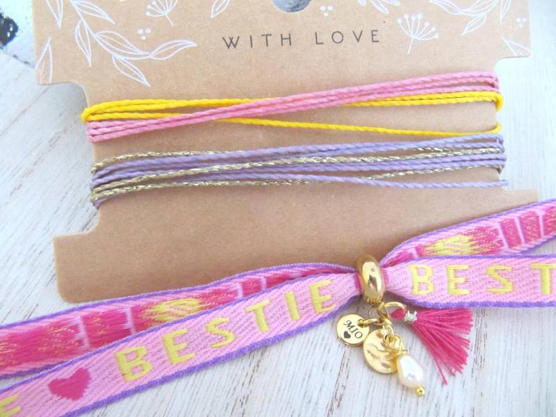 Perlen Stoffband Bunt Festival Armband Ibiza Style/ Stapelarmband Makramee Multistring Band/ Hippie Armbänder Set, Text Bestie von MioBolife