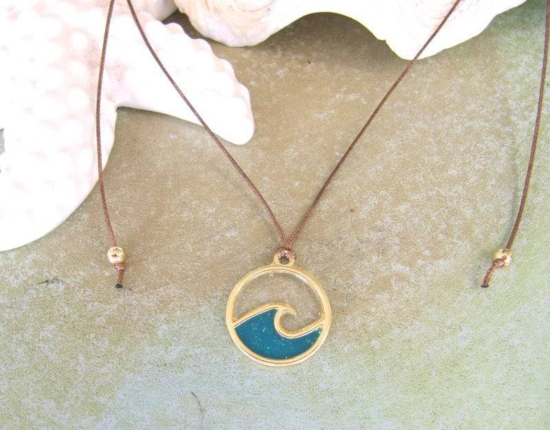 Welle Halskette in Boho Hippie Style, Ocean Kette, Goldene Anhänger Wellen Kette, Maritime Kette Goldene Blaue Anhänger, Geschenk Frau von MioBolife