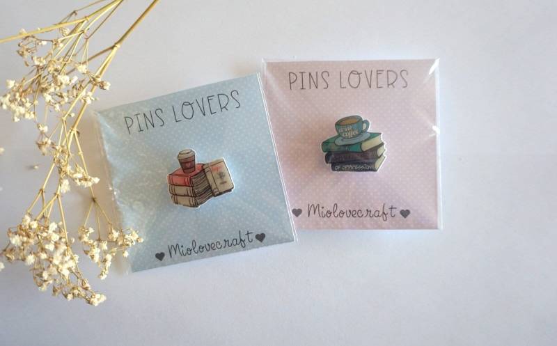 Acryl-Brosche Bücher Und Kaffee, Pins Broschen Bücher, Buchliebhaber Geschenk/Brosche Buch/ Buchliebhaber, Kleine Süße Pin von MioLovecraft