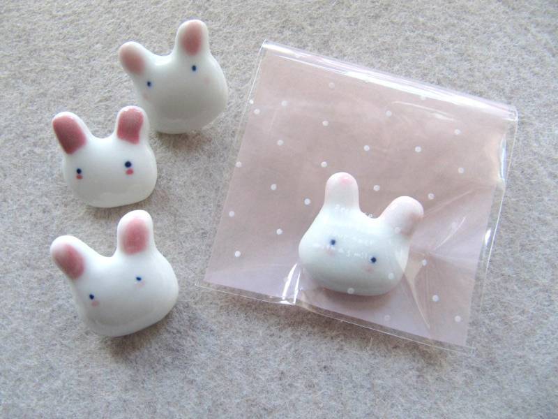 Brosche Keramik Hase Weiß Rosa, Anstecknadel Kleine Hase, Niedliche Kleine Geschenk Beste Freundin von MioLovecraft