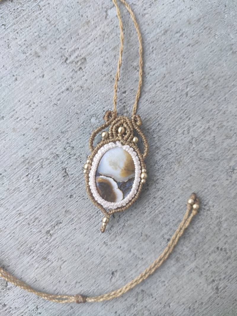 Makrameekette Mit Cappuccino Jaspis, Handgemachte Halskette Jaspis Und Messing von MioSunCreations