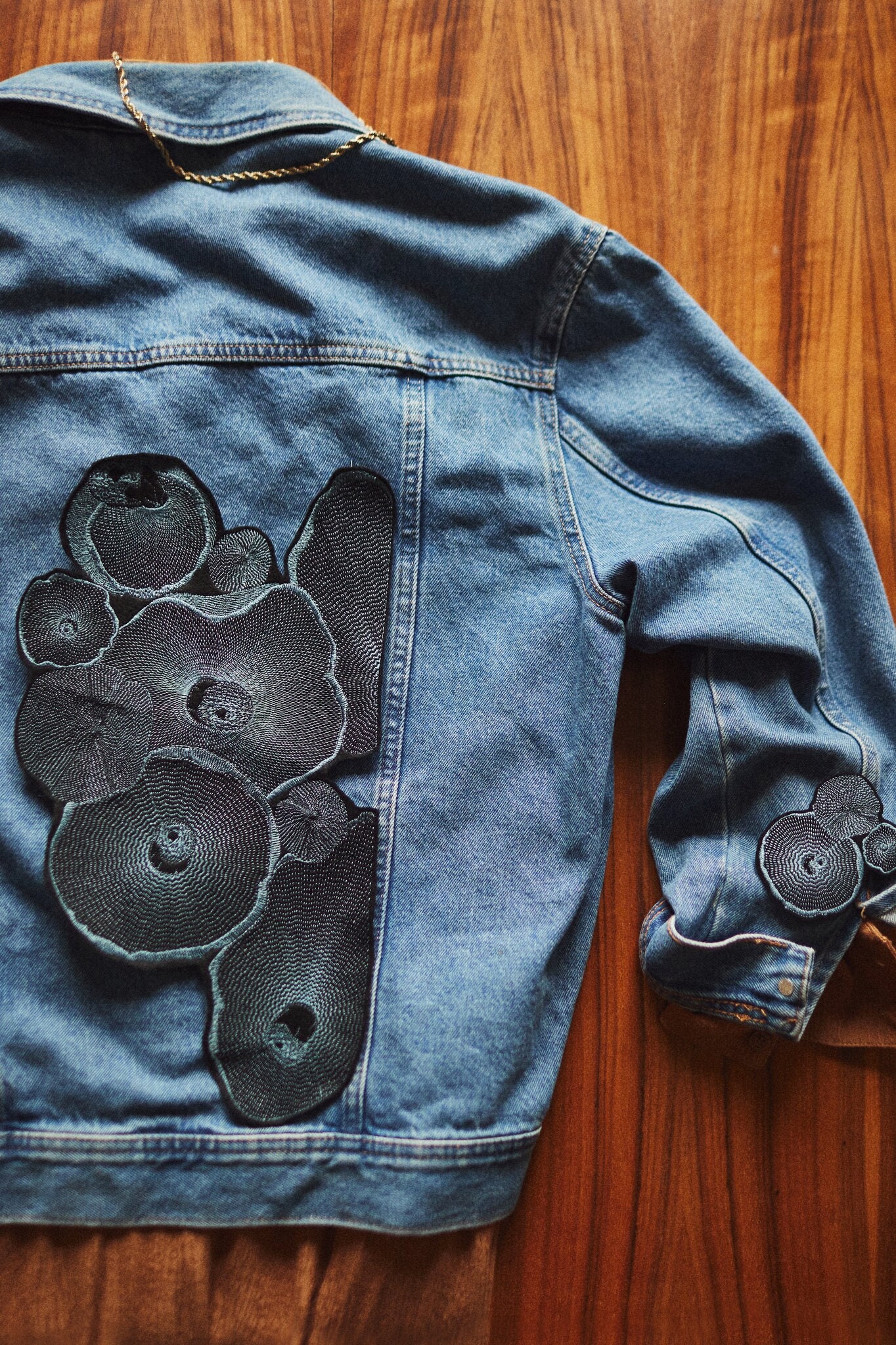 Blaue Pilze ~ Großer Aufnäher Auf Der Jacke Befestigung Mit Bügeleisen Zum Aufnähen Und Aufbügeln Fungi-Applikation Pilz-Applikation von MioUnico