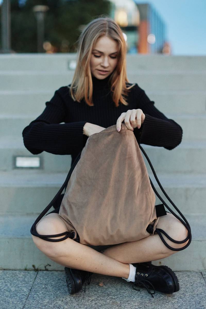 Desert ~Beiger Samtrucksack ~Geschenk Für Sie ~Wasserdichter Rucksack Mit Seilen ~Zusätzliche Tasche ~City-Rucksack ~Für Das Fitnessstudio von MioUnico