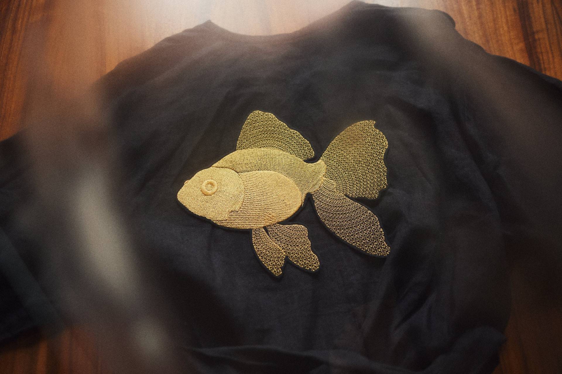 Goldfisch ~ Großer Jackenpatch Eisenhalterung Zum Nähen Und Bügeln Anwendung Bestickte Fisch Auf Jacke von MioUnico