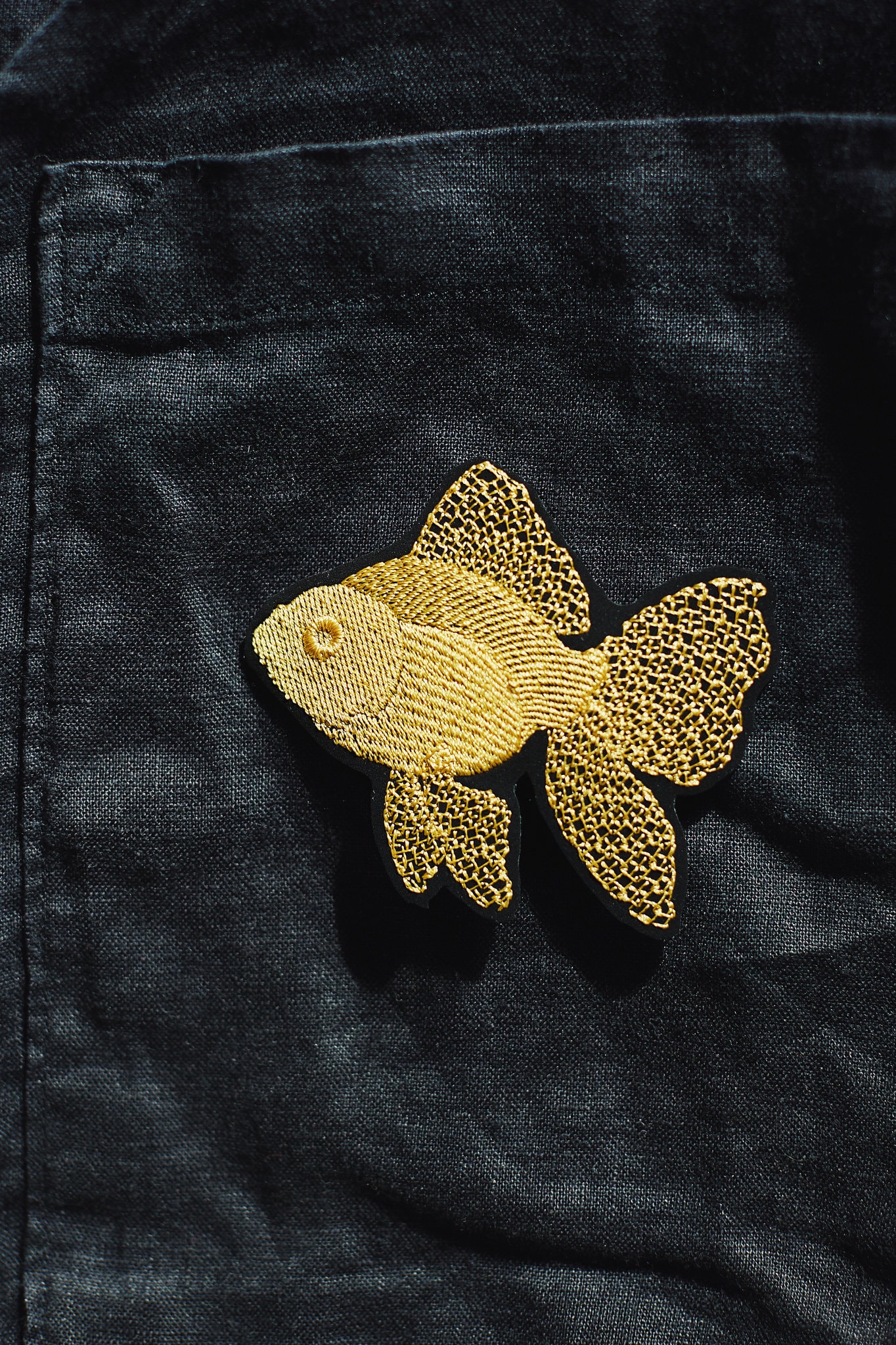 Goldfisch ~ Kleiner Jackenpatch Eisenhalterung Zum Nähen Und Bügeln Anwendung Bestickte Fisch Auf Jacke von MioUnico