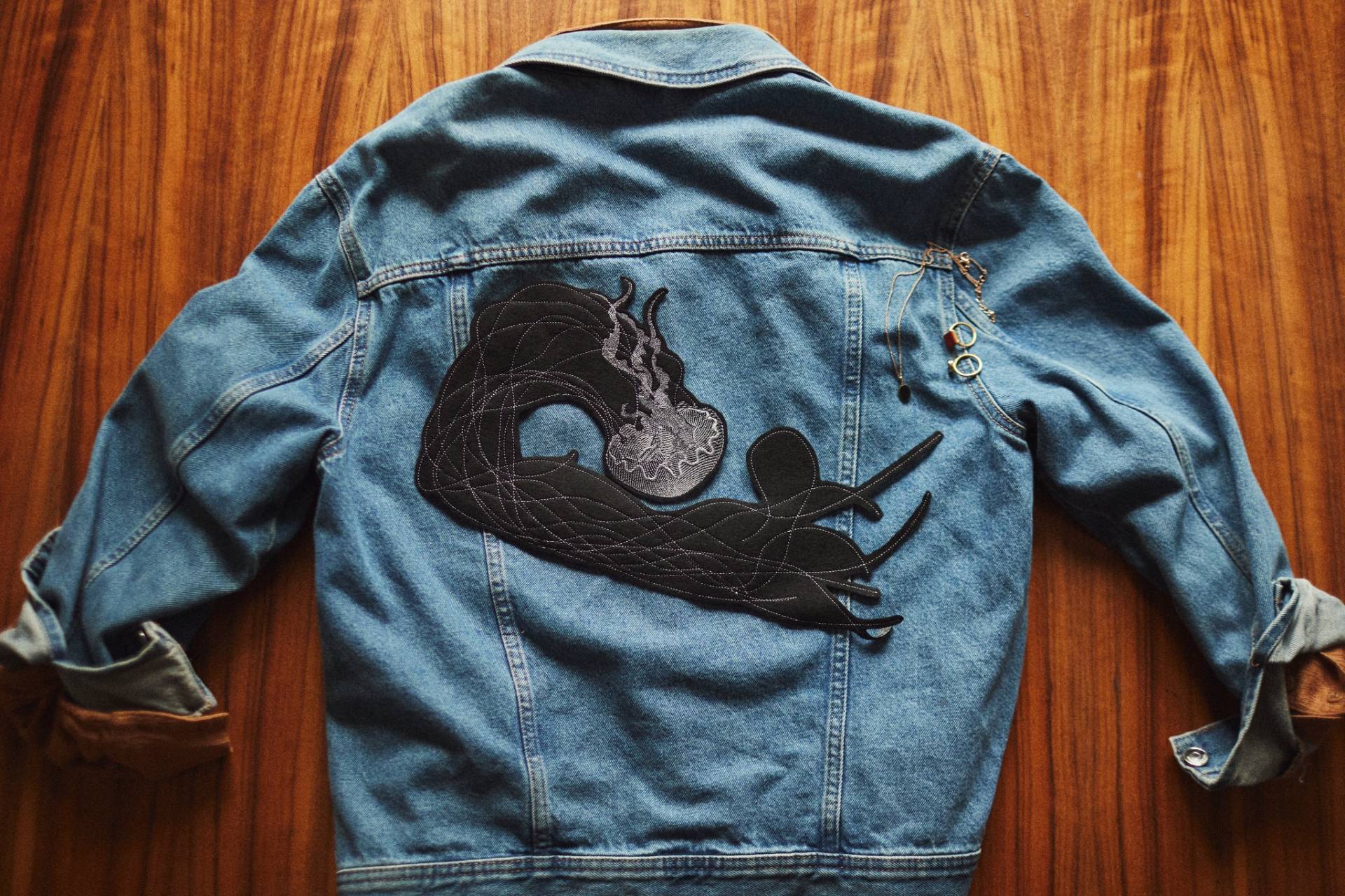 Jellyfish Fikuśna ~ Großer Jackenpatch Eisenhalterung Zum Nähen Und Bügeln Anwendung Bestickte Quallen Für Jacke von MioUnico