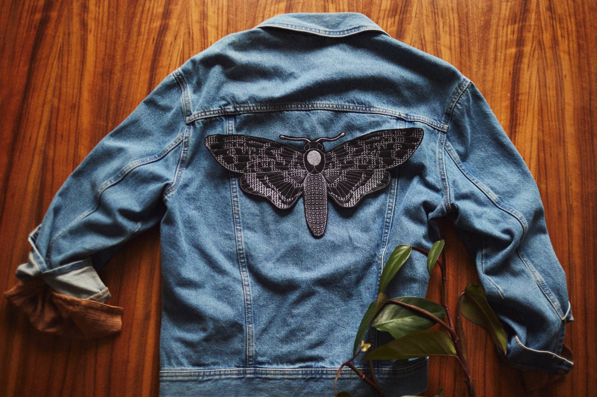 Motte ~ Großer Jackenpatch Eisenhalterung Zum Nähen Und Bügeln Anwendung Mottenpflaster Gestickte von MioUnico