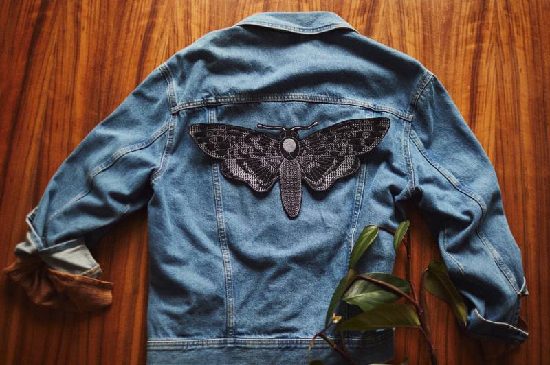 Motte ~ Großer Jackenpatch Eisenhalterung Zum Nähen Und Bügeln Anwendung Mottenpflaster Gestickte von MioUnico