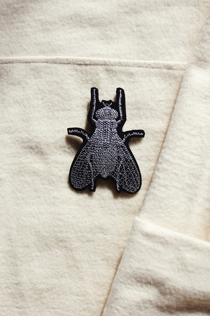 Mucha ~ Kleiner Jackenpatch Eisenhalterung Zum Nähen Und Bügeln Anwendung Gestickte Insektenapplikation Auf Jacke von MioUnico