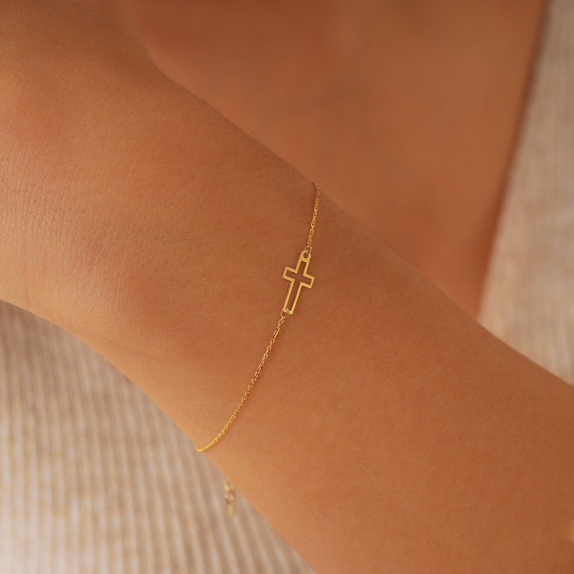 Massives Goldkreuzarmband, 14K Zierliches Kruzifix Kleines Armband Für Kinder Und Babys, Kreuzschmuck, Religiöses Armband, Muttertagsgeschenke von Mionza