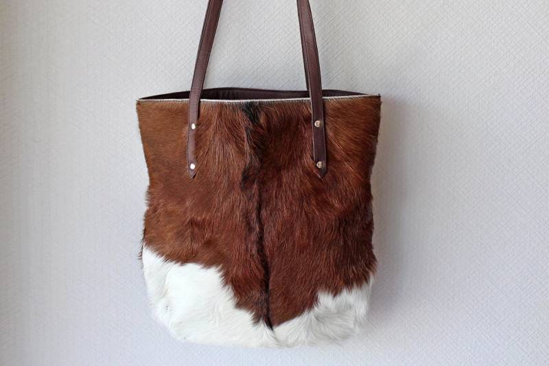 Braune Weiße Rindsleder-Einkaufstasche Aus Wunderschönem Kalbshaar, Schultertasche Rindsleder, Braune Wochenendtasche, Rindsledertasche von MiowBali
