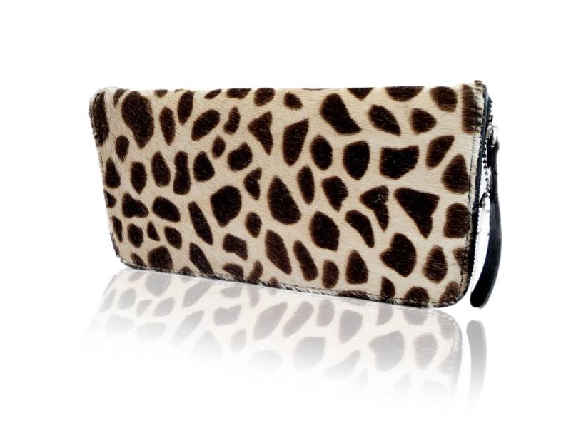 Ledergeldbörse in Giraffe Kalbshaar/Geldbörse Travel Wallet Passport W Reißverschluss. Voller Schafe Lederfutter. 7 Haarfarben von MiowBali