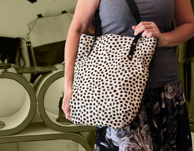 Leopard Print Tasche, Haare Auf Haut, Polka Dots, Schwarz Und Weiß, Rindsleder Tasche, Kuhfell Animal Print, Weekender Geldbörse von MiowBali