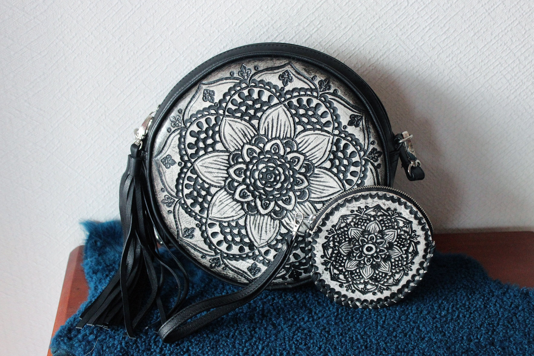 Schwarze Runde Leder Geldbörse Handgefertigt Mandala Florals/Wunderschön Handgefertigt Kleine Runde Ledertasche Mit Leder Quasten.schwarze von MiowBali