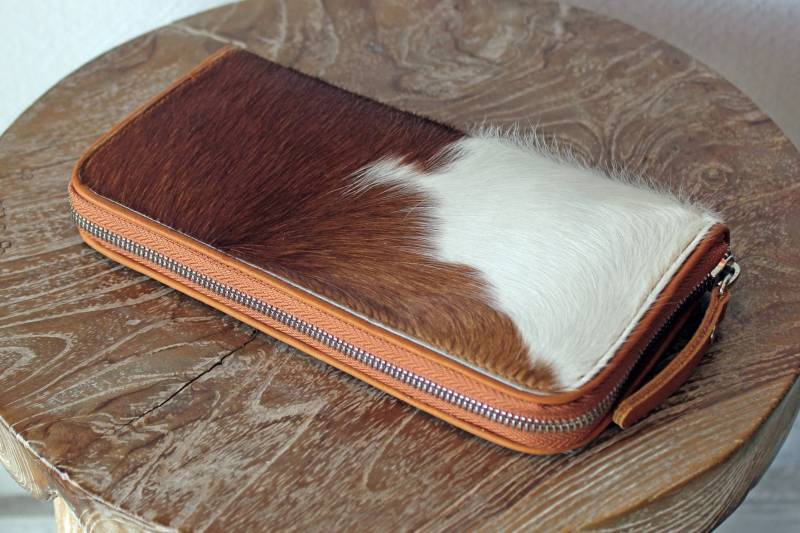 Tan White Cowhide Brieftasche, Kalb Haar Geldbörse, Pony Kuh Pelz Haare Auf Verstecken Kupplung. Volles Lamm Leder Futter, Mehrere Slots von MiowBali