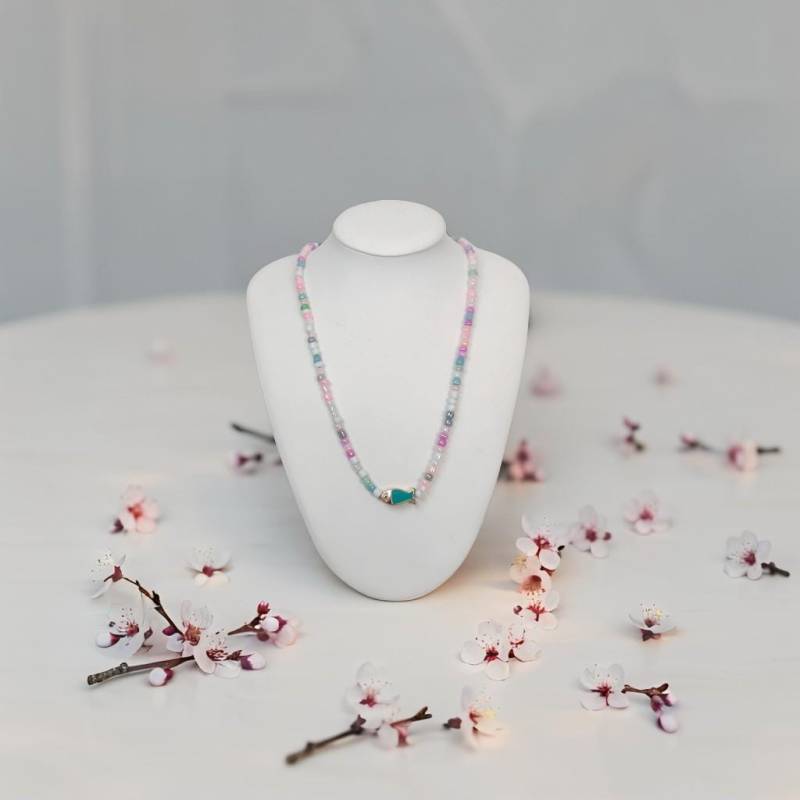 Fisch Charm Halskette - Regenbogen Glasperlen, Pastell Sommer Schmuck von MiraCraftedCreations