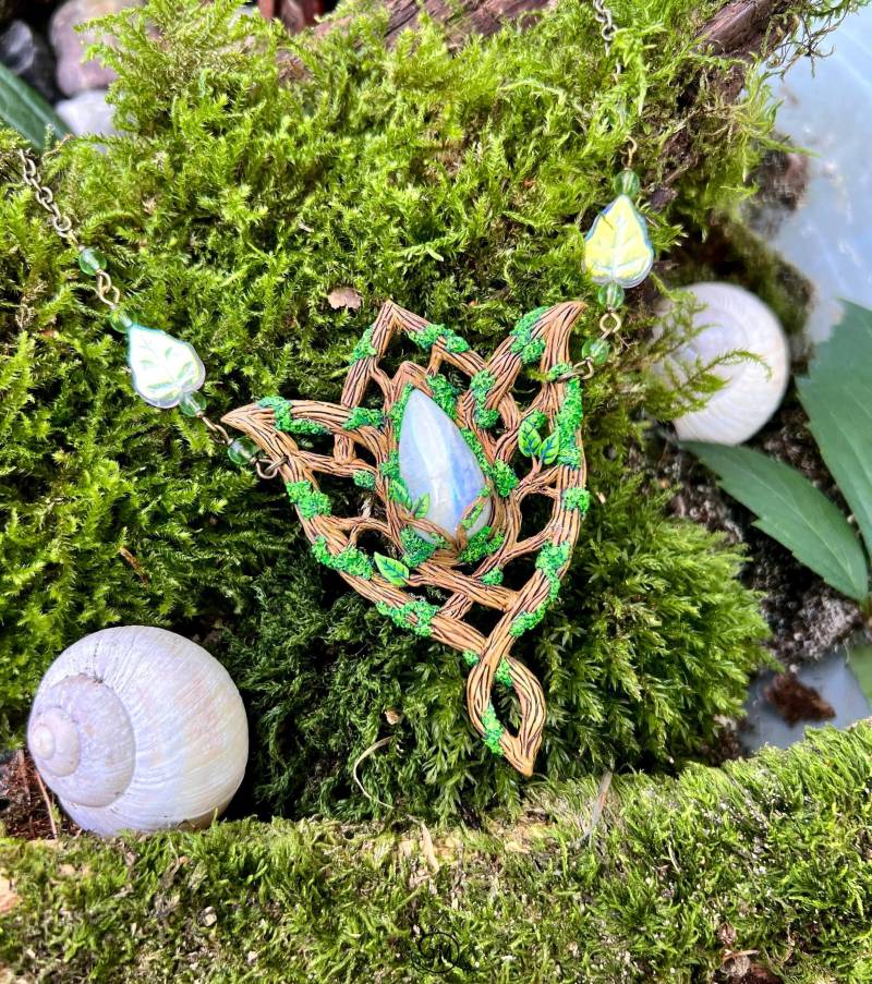 Gift Of The Dryad - Handgefertigter Anhänger Mit Wundervollem Mondstein Cabochon Ooak von MiraCrafts