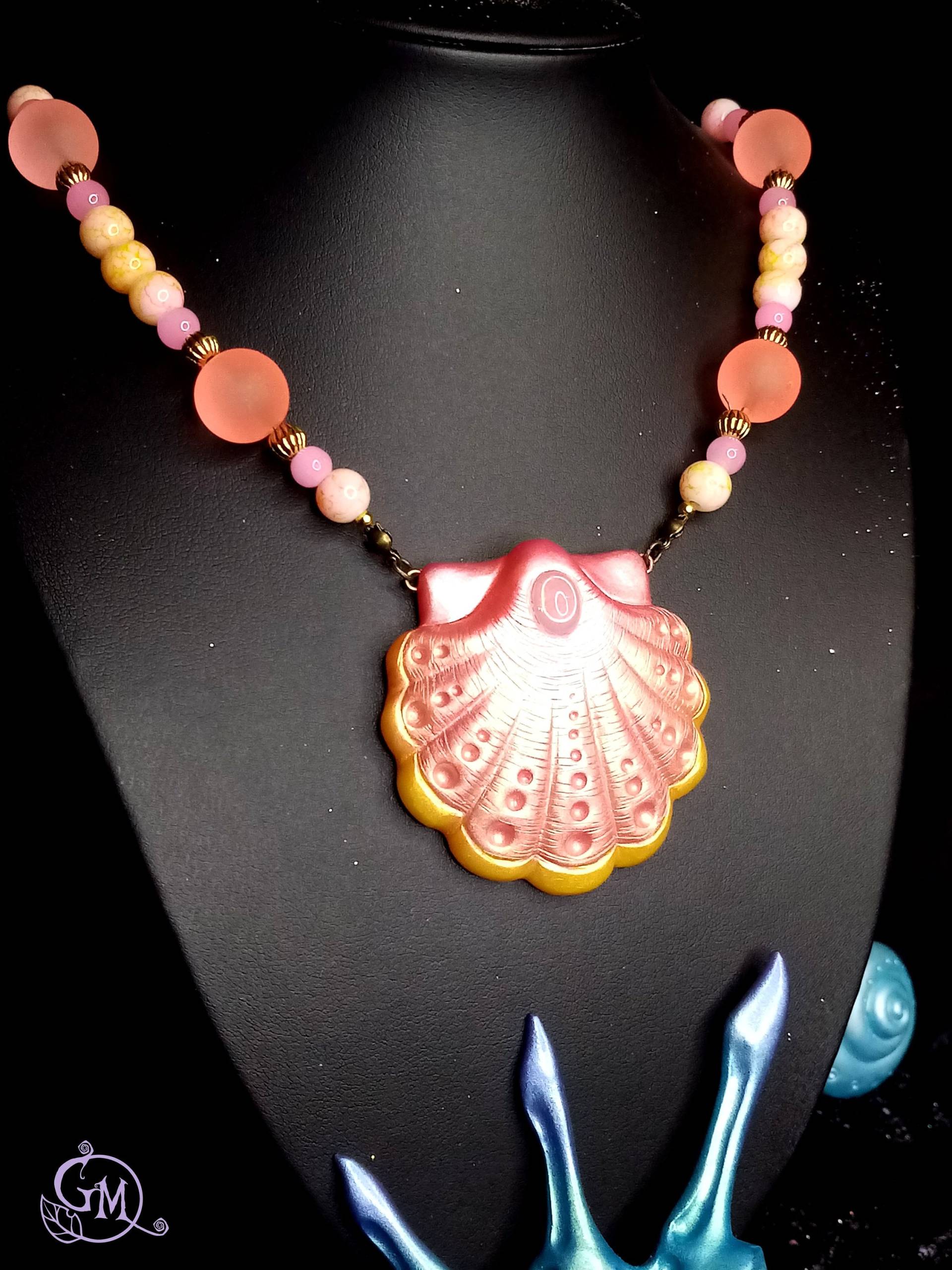 Golden Peach's Cove - Merfolk Necklace With Big Handsculpted Seashell Ooak Golden Peach's Cove - Merfolk Necklace With Big Handsculpted Seashell Ooak von MiraCrafts