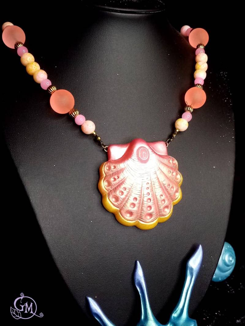 Golden Peach's Cove - Merfolk Necklace With Big Handsculpted Seashell Ooak von MiraCrafts