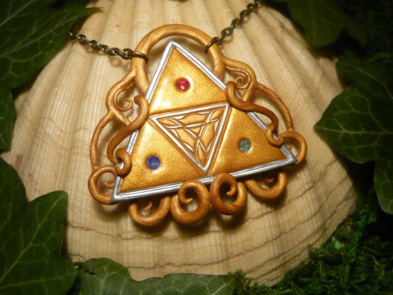 The Triforce - Handgefertige Halskette Mit Echtem Smaragd, Rubin Und Saphir von MiraCrafts