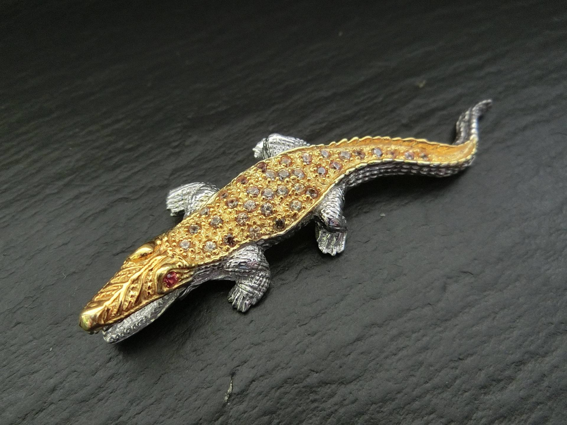 Brosche Saphir & Rubin Krokodil 925 Sterlingsilber 14 Karat Vergoldet Handarbeit Unikat B19 Brosche Saphir & Rubin Krokodil 925 Sterlingsilber 14 Karat Vergoldet Handarbeit Unikat B19 von MiraGemsShop
