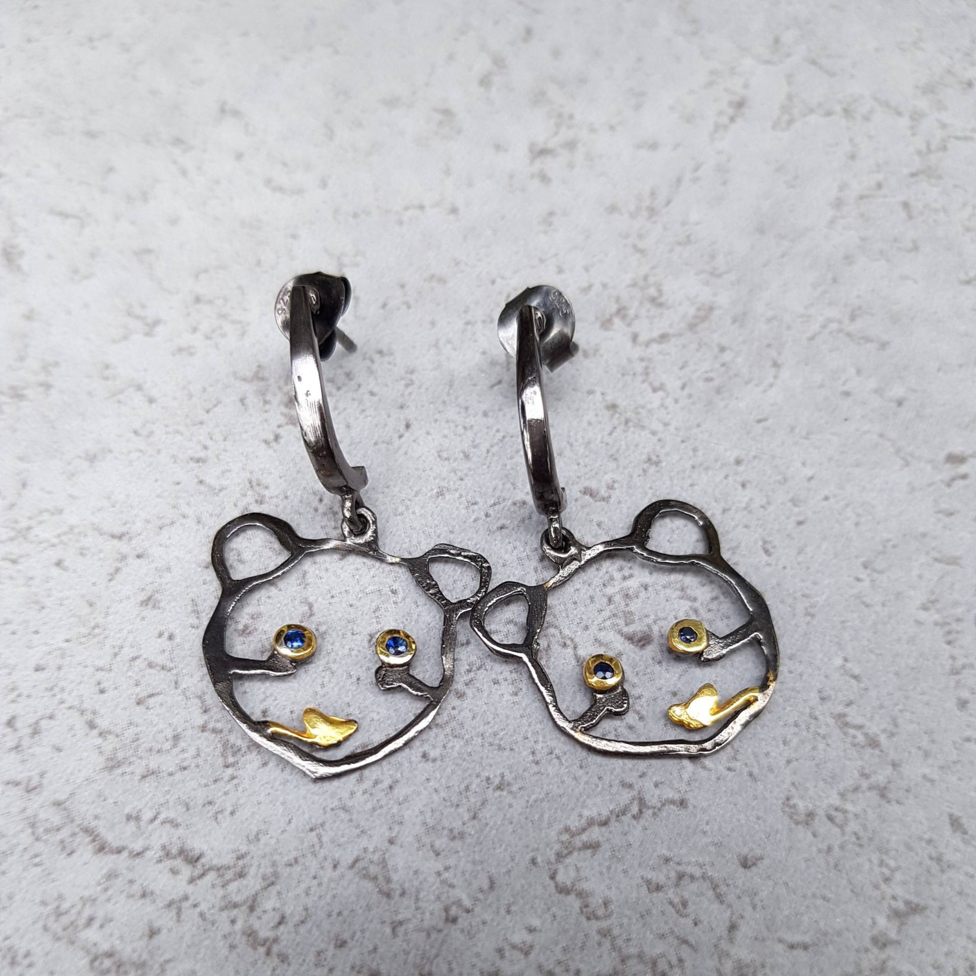 Saphir Bärchen Unikat Ohrringe Ohrhänger 925 Sterlingsilber Handarbeit O716 Saphir Bärchen Unikat Ohrringe Ohrhänger 925 Sterlingsilber Handarbeit O716 von MiraGemsShop