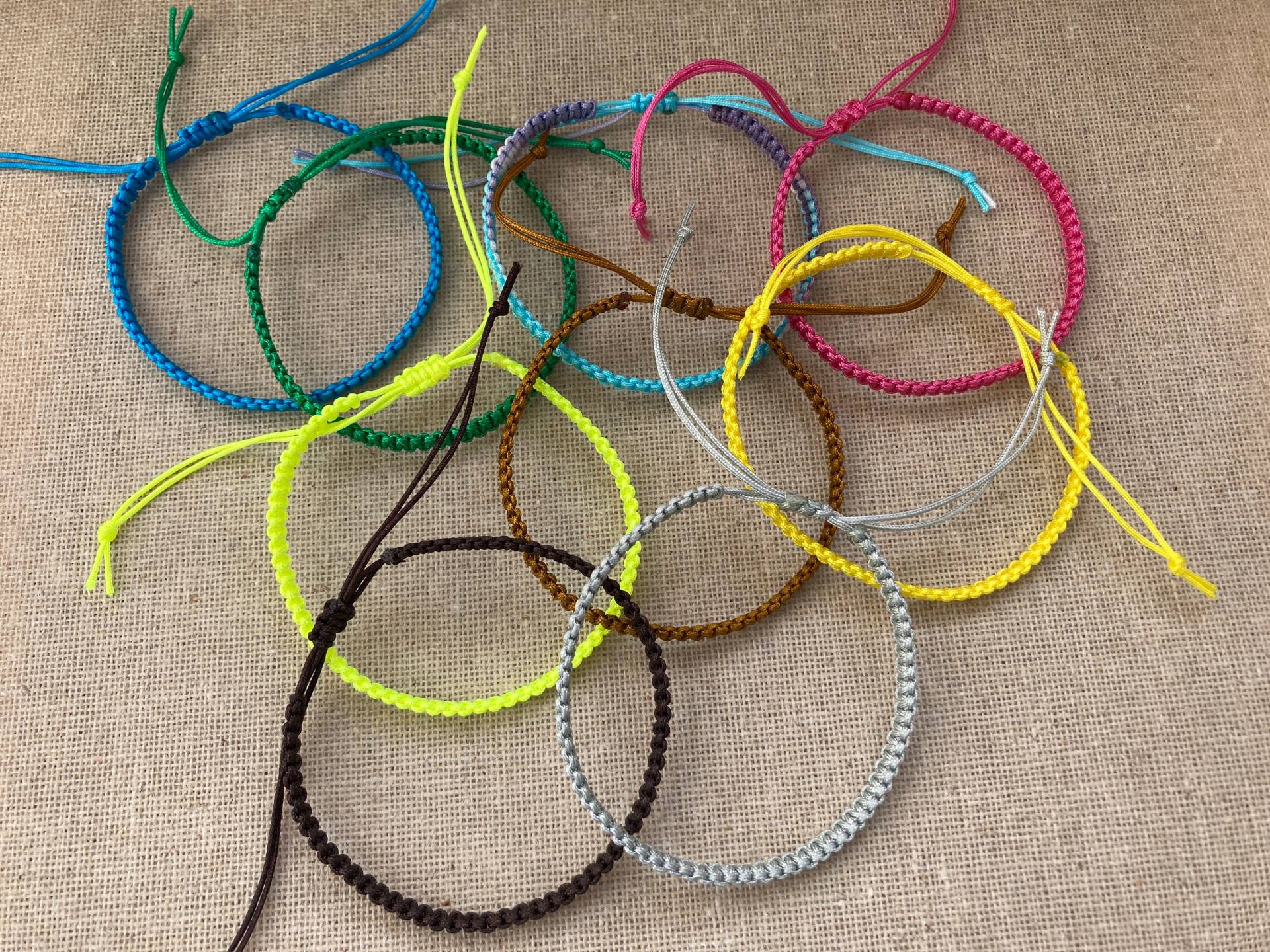 Makramee Armband, Farbwahl, Freundschaftsarmband, Personalisierbar Makramee Armband, Farbwahl, Freundschaftsarmband, Personalisierbar von Mirabellahobby