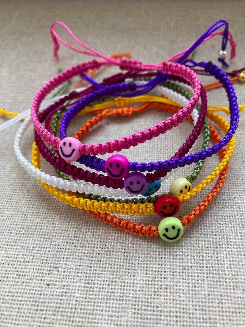 Makramee Armband, Freundschaftarmband, Smiley Farbwahl, Personalisierbar von Mirabellahobby
