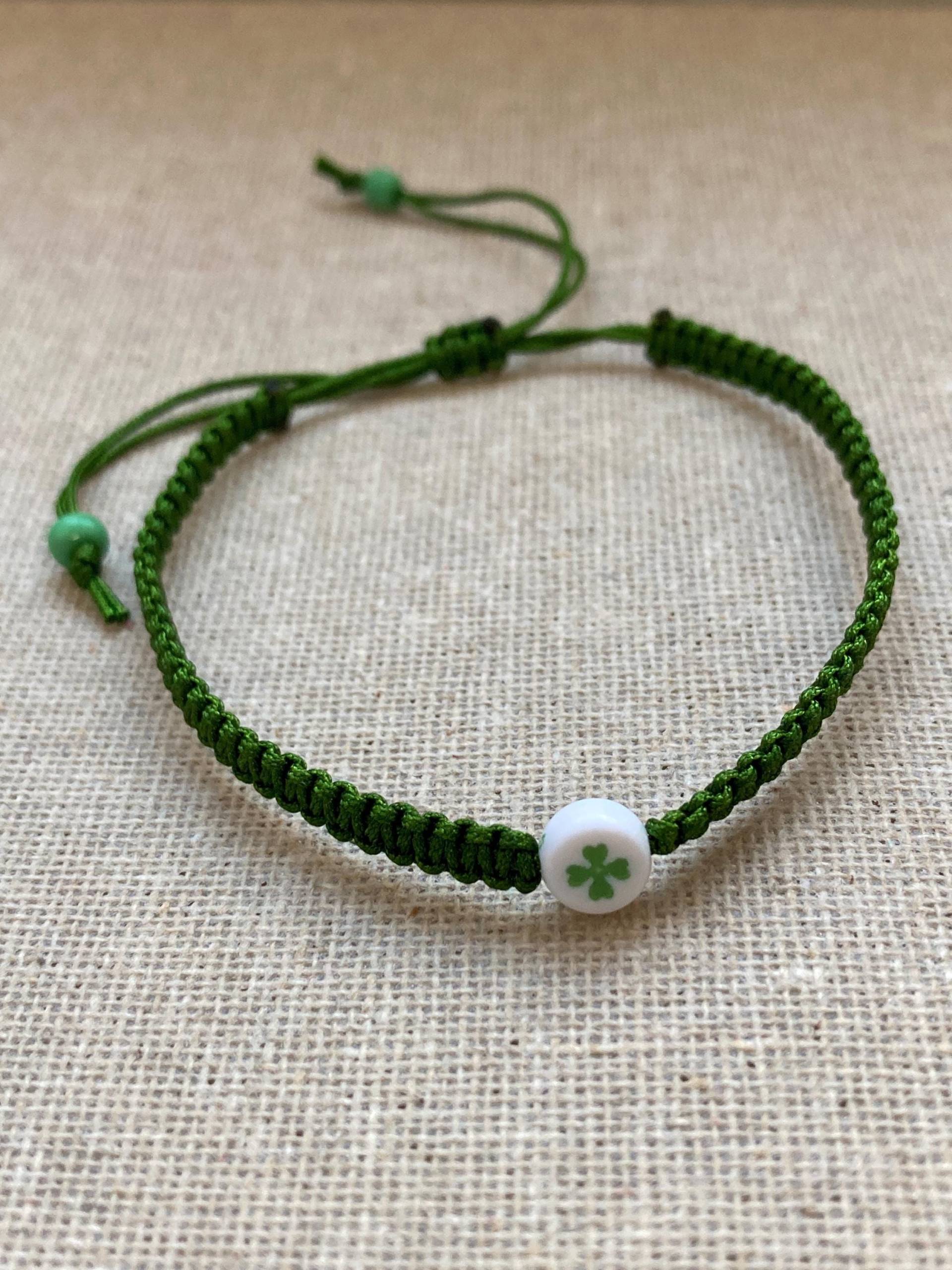 Vierblättiges Kleeblatt Armband/Makramee Armband/ Vierblättiges Armband/Glücksbringer/Glückssymbole Vierblättiges Kleeblatt Armband/Makramee Armband/ Vierblättiges Armband/Glücksbringer/Glückssymbole von Mirabellahobby