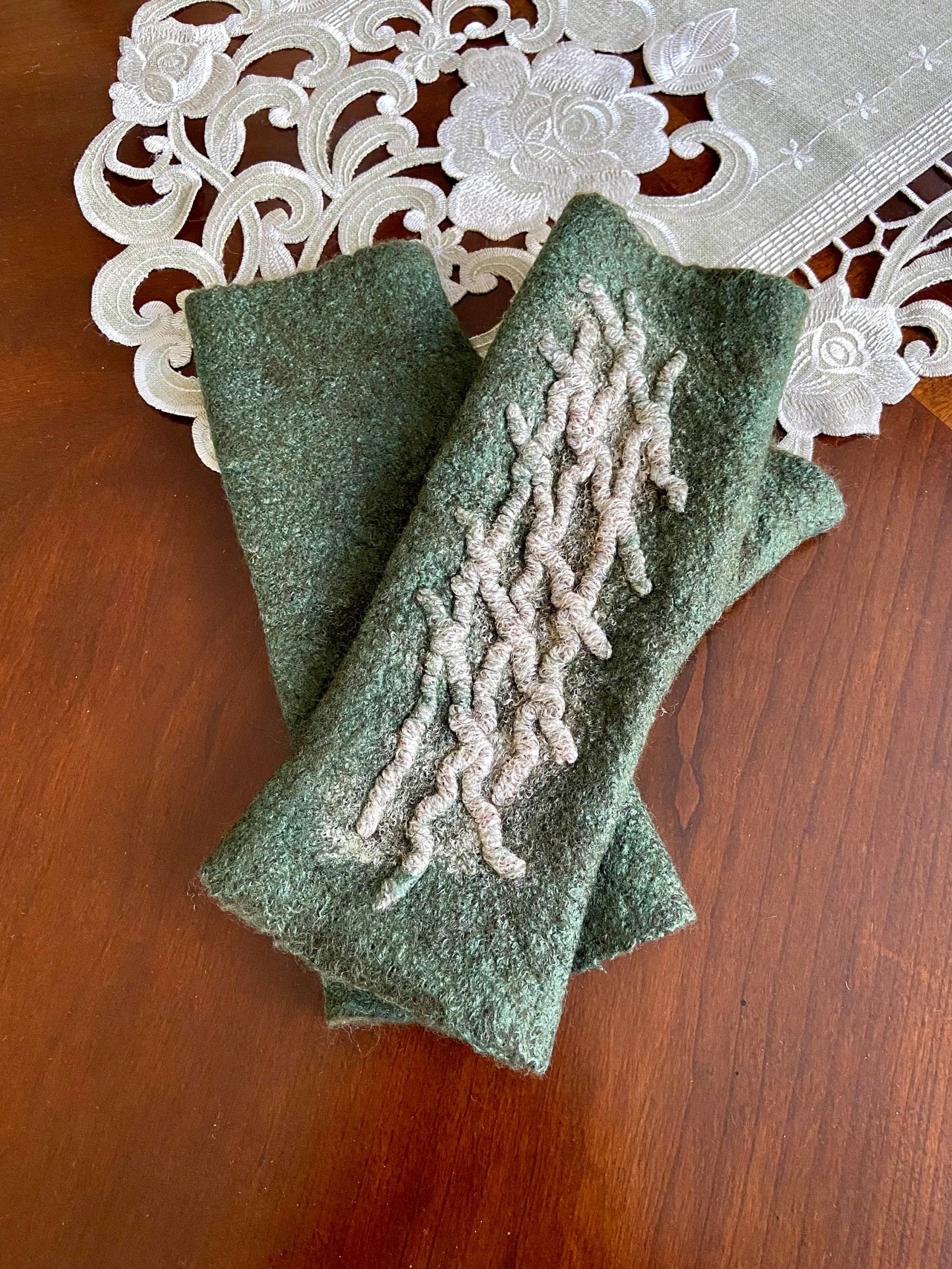 Gefilzte Fäustlinge, Handschuhe Aus Wolle, Handgemachte Weihnachtsgeschenk, Pulswärmer, Grüne Filzstulpen von MiracleWoolArt