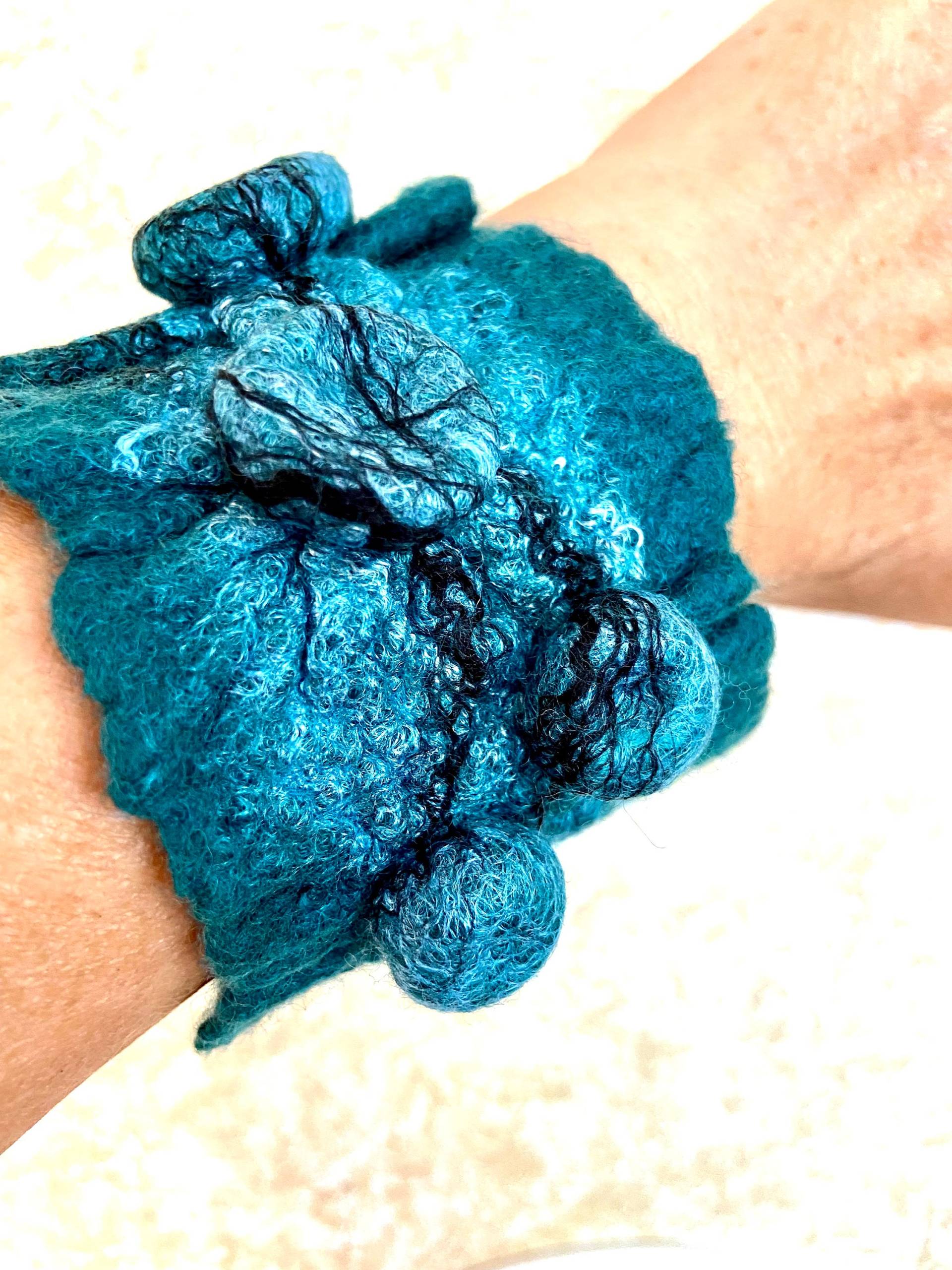 Gefilztes Armband, Wolle Manschette/Armband, Handgemachtes Shibori Kunst Textur, Schmuck, Boho Stil Armband von MiracleWoolArt