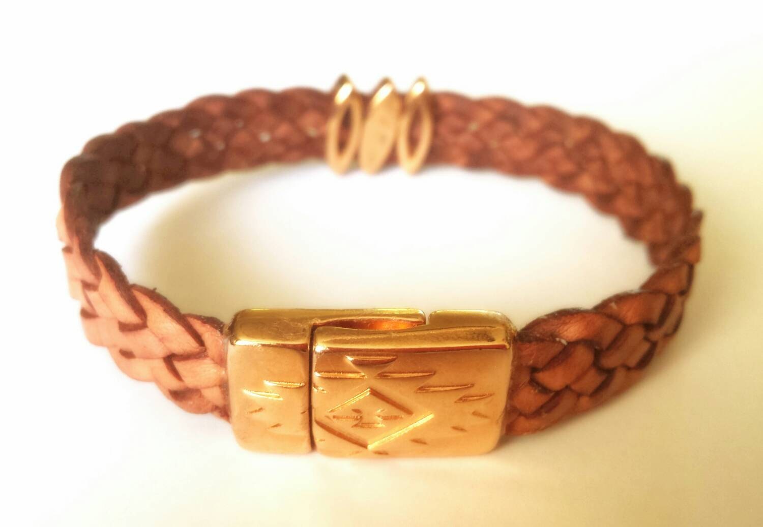 Verkauf Braune Gewebte Leder-Armband Mit Rosé Gold Magnetverschluss Verkauf Braune Gewebte Leder-Armband Mit Rosé Gold Magnetverschluss von MiraculousByMira