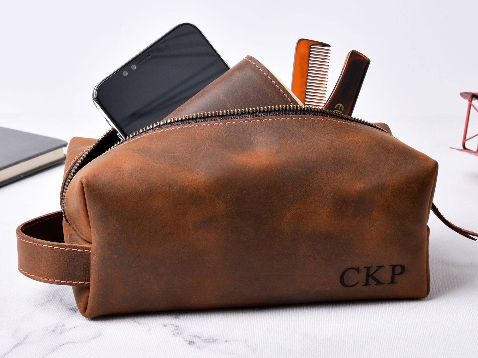 Personalisierter Leder Kulturbeutel, Weihnachtsgeschenk Für Ihn, Herren Reise Dopp Kit, Personalisiertes Groomsmen Geschenk, Ehemann, Vater von MirageLeather