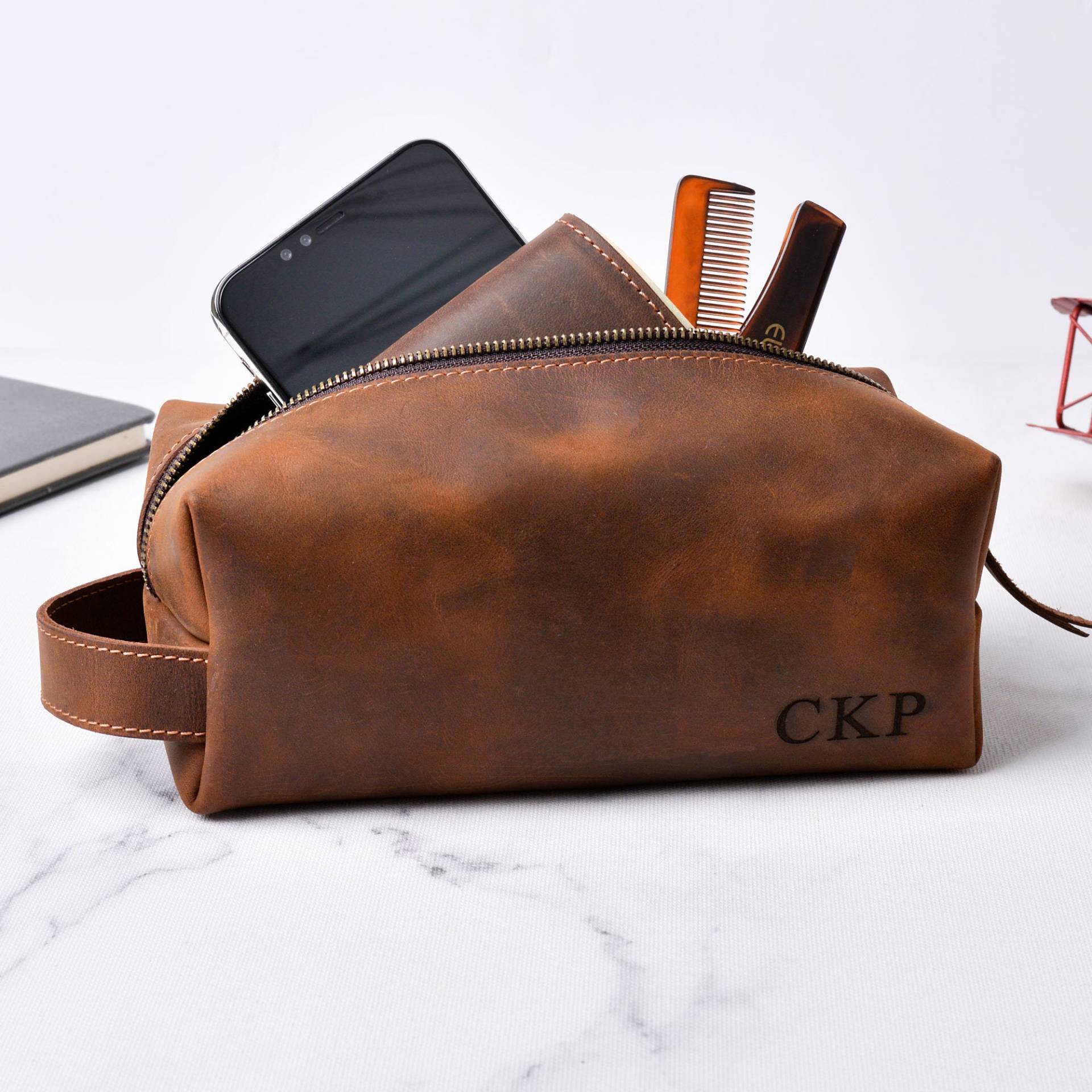 Personalisiertes Geschenk, Kulturbeutel, Personalisierte Leder Dopp Kit, Gravur Herren Reisetasche, Rasiertasche, Geschenk Für Ihn von MirageLeather