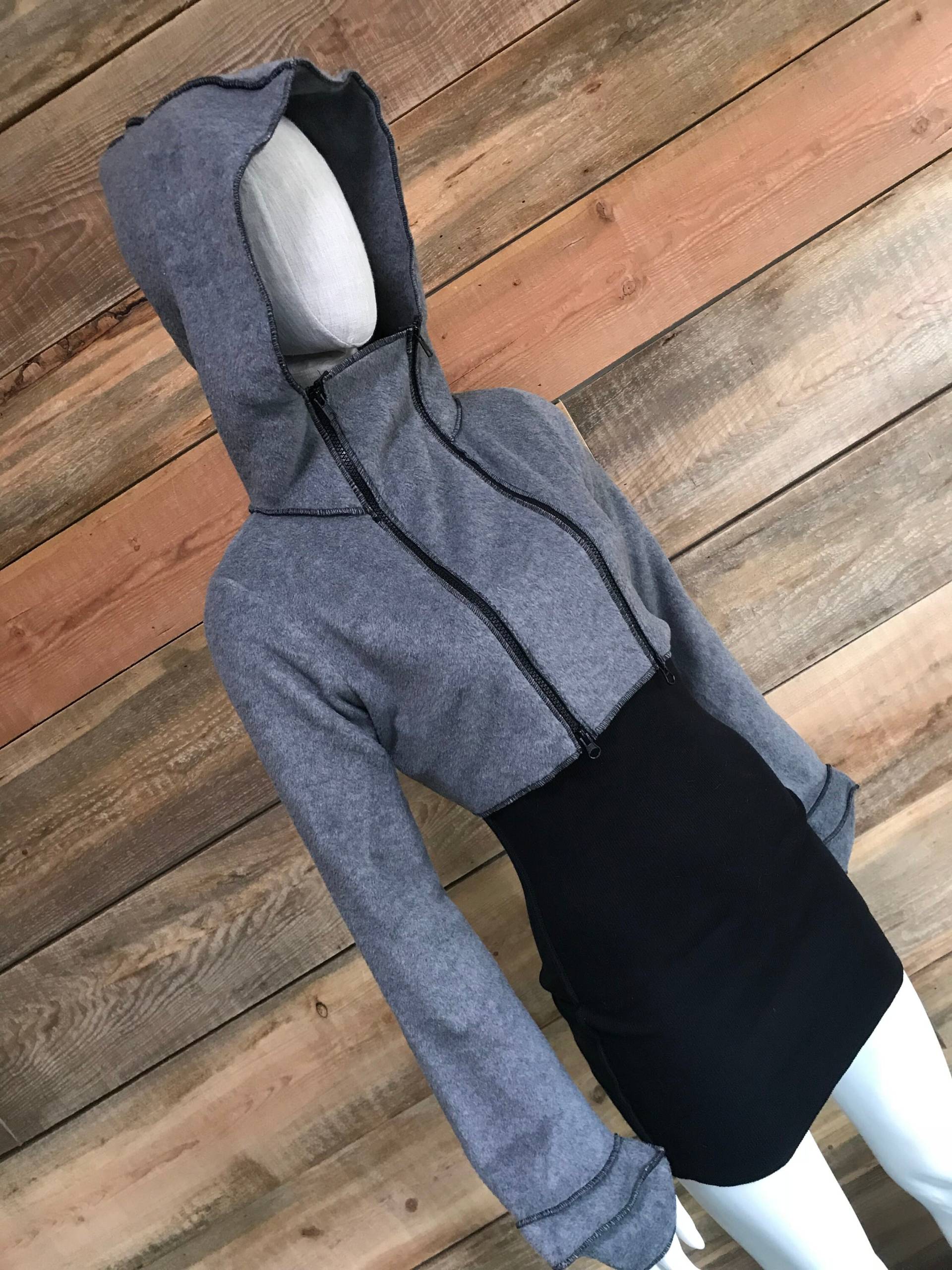 1/2 Preis Sale Skulptur Fleece Crop Hoodie Doppelter Zwei-Wege-Reißverschluss in Heidegrau 1/2 Preis Sale Skulptur Fleece Crop Hoodie Doppelter Zwei-Wege-Reißverschluss in Heidegrau von MirandaCaroligne