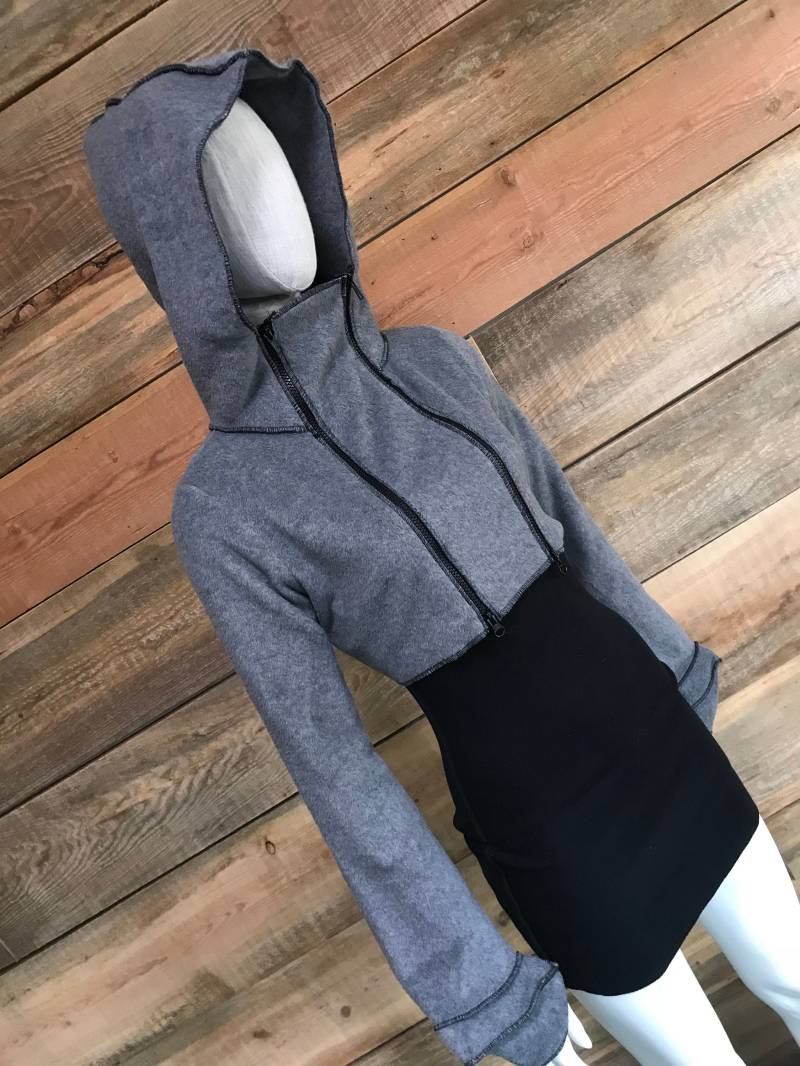 1/2 Preis Sale Skulptur Fleece Crop Hoodie Doppelter Zwei-Wege-Reißverschluss in Heidegrau von MirandaCaroligne