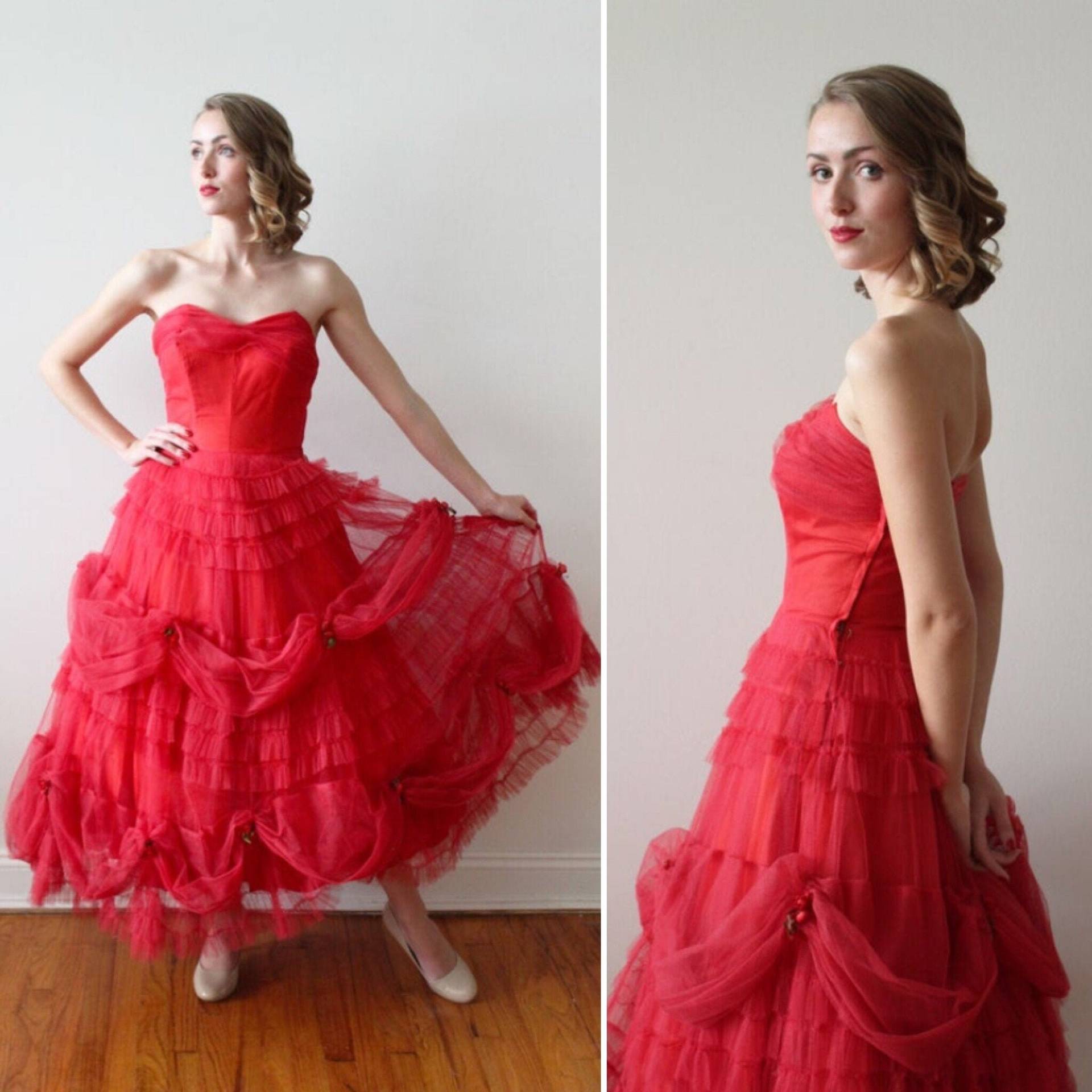 Sale | Wurde 415 Vintage 50Er Jahre Rotes Tüll Kleid Mit Faux Rose Floral Details - Emma Domb Designs Sale | Wurde 415 Vintage 50Er Jahre Rotes Tüll Kleid Mit Faux Rose Floral Details - Emma Domb Designs von MirandasBridal