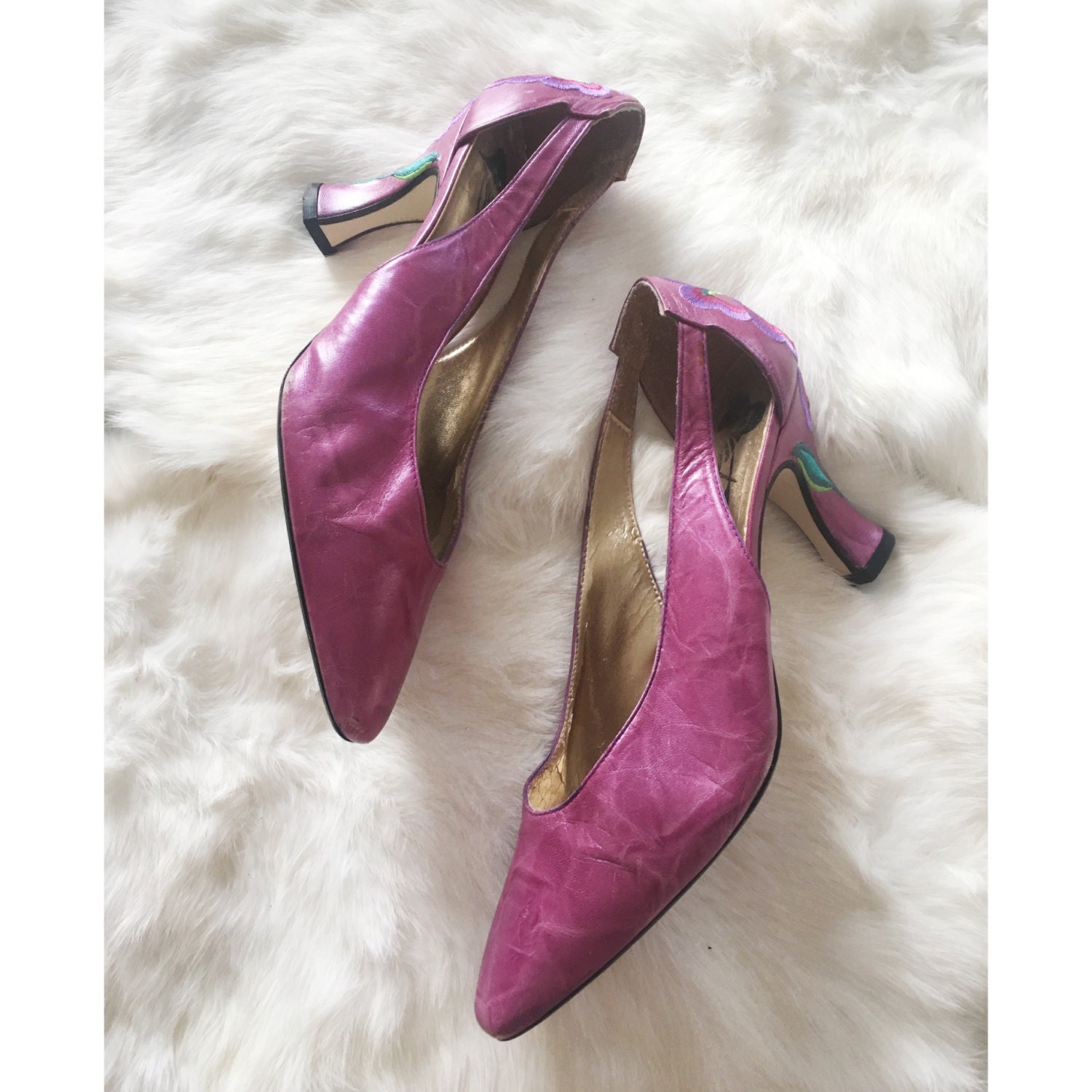 Vintage Orchideenfarbene High Heels Mit Ausgeschnittenen Seiten Und Bestickten Absätzen Vintage Orchideenfarbene High Heels Mit Ausgeschnittenen Seiten Und Bestickten Absätzen von MirandasBridal