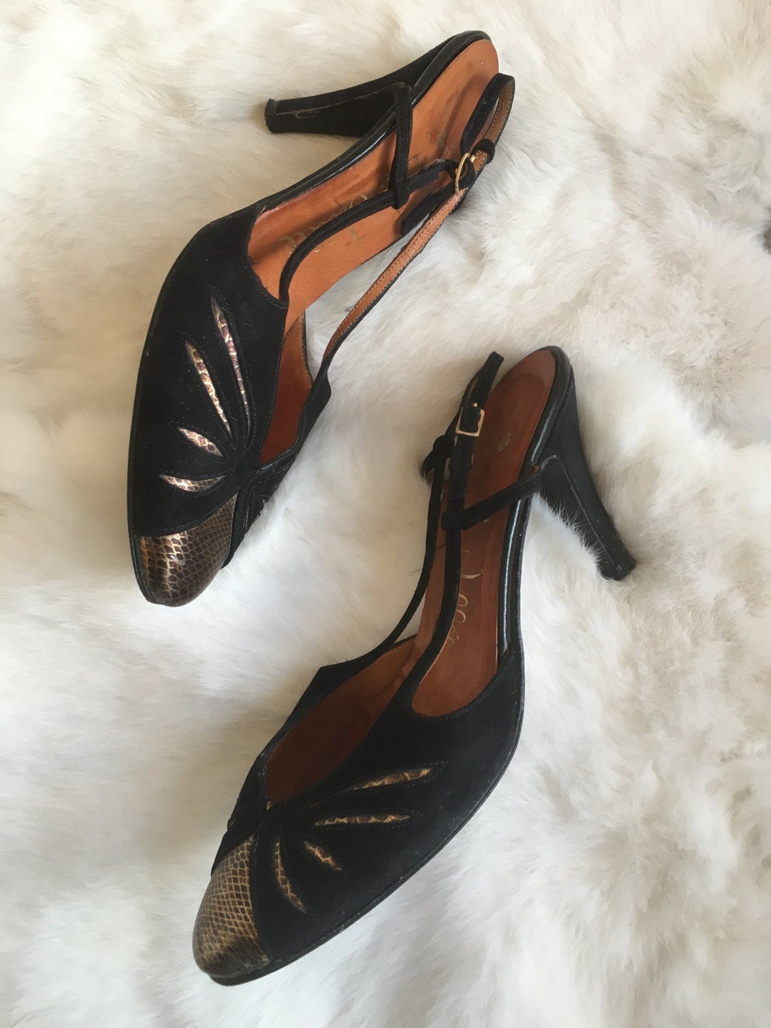Vintage Schwarz Und Gold Wildleder Slingback High Heels Von La Vallee Vintage Schwarz Und Gold Wildleder Slingback High Heels Von La Vallee von MirandasBridal